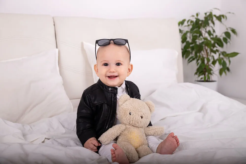 Bruit blanc en déplacement - comment l'utiliser pour endormir votre bébé dans différents contextes ?