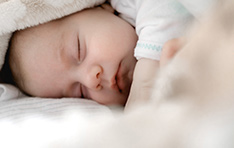nouveau-né qui dort